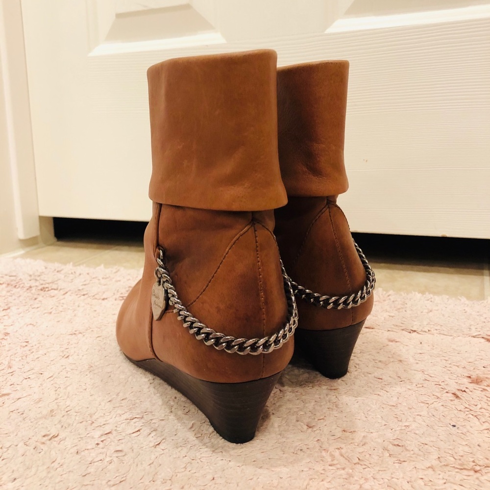 BeLLE Classical Series Brown Booties With Chain